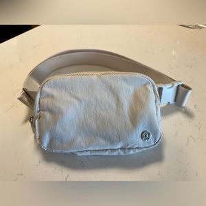 🍋Lululemon Everywhere Belt Bag - White Opal